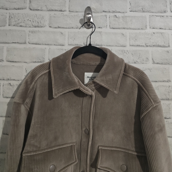EUC Abercrombie & Fitch Women's Cropped Corduroy Velour Shirt Jacket Tan Size M - Picture 7 of 10